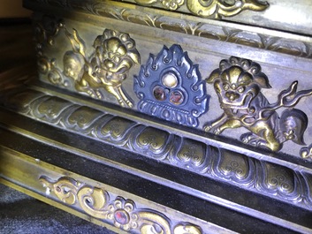 Een grote deels vergulde en ingelegde bronzen stoepa, Tibet, 18e eeuw