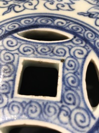 Un repose-bras en forme de tambour en porcelaine de Chine bleu et blanc, Qianlong