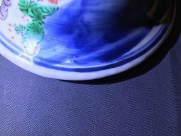 Un vase couvert en porcelaine de Chine wucai &agrave; d&eacute;cor de gar&ccedil;ons jouants, &eacute;poque Transition