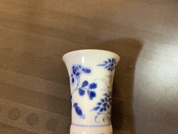 Zeven fraaie Chinese blauwwitte miniatuur vaasjes, Kangxi