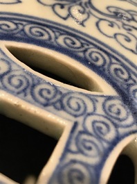 Un repose-bras en forme de tambour en porcelaine de Chine bleu et blanc, Qianlong