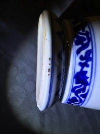 Een Chinese blauwwitte beker naar Europees zilveren model, Kangxi