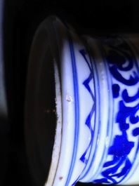 Een Chinese blauwwitte beker naar Europees zilveren model, Kangxi