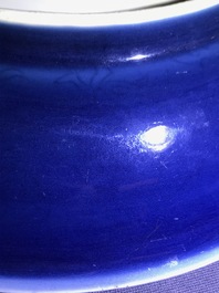 Une assiette en porcelaine de Chine bleu monochrome &agrave; d&eacute;cor Anhua, marque de Wanli, 18/19&egrave;me