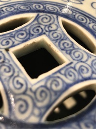 Un repose-bras en forme de tambour en porcelaine de Chine bleu et blanc, Qianlong