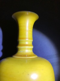 Un vase de type 'laifu zun' en porcelaine de Chine jaune monochrome, Kangxi