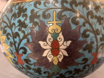 Une paire de vases de forme hu en &eacute;maux cloisonn&eacute;s &agrave; d&eacute;cor de rinceaux de lotus, 18&egrave;me