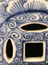 Un repose-bras en forme de tambour en porcelaine de Chine bleu et blanc, Qianlong