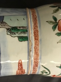 Deux vases en porcelaine de Chine wucai et bleu et blanc, marques de Yongzheng et Wanli, 19&egrave;me