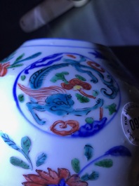 Een Chinese wucai vaas met drakenmedaillons en floraal decor, Jiajing