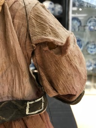 Une poup&eacute;e d'archer Mandchou en bois et textile, Chine, 19&egrave;me