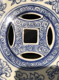 Un repose-bras en forme de tambour en porcelaine de Chine bleu et blanc, Qianlong