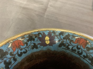 Een paar Chinese cloisonn&eacute; 'hu' vazen met lotusslingers, 18e eeuw