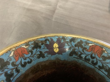 Une paire de vases de forme hu en &eacute;maux cloisonn&eacute;s &agrave; d&eacute;cor de rinceaux de lotus, 18&egrave;me