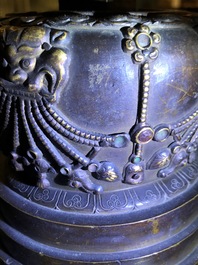 Un grand mod&egrave;le d'un stupa en bronze dor&eacute; et incrust&eacute;, Tibet, 18&egrave;me