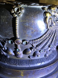 Un grand mod&egrave;le d'un stupa en bronze dor&eacute; et incrust&eacute;, Tibet, 18&egrave;me