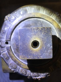 Un grand mod&egrave;le d'un stupa en bronze dor&eacute; et incrust&eacute;, Tibet, 18&egrave;me