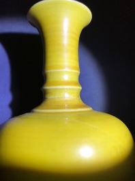 Un vase de type 'laifu zun' en porcelaine de Chine jaune monochrome, Kangxi