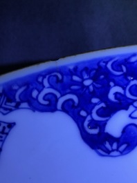 Un plat du type 'Master of the Rock' en porcelaine de Chine bleu et blanc et un en famille verte, Kangxi