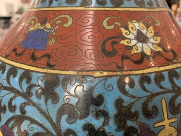 Een paar Chinese cloisonn&eacute; 'hu' vazen met lotusslingers, 18e eeuw