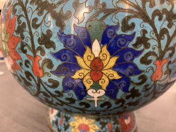 Une paire de vases de forme hu en &eacute;maux cloisonn&eacute;s &agrave; d&eacute;cor de rinceaux de lotus, 18&egrave;me