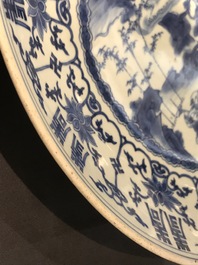 Un plat en porcelaine de Chine bleu et blanc aux caract&egrave;res Shou, &eacute;poque Transition
