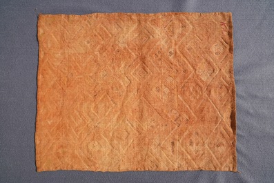 Une collection de textiles africains et deux paniers, la plupart Kuba, Congo, 19/20&egrave;me