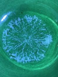 Une paire de bols en porcelaine de Chine vert monochrome, Kangxi