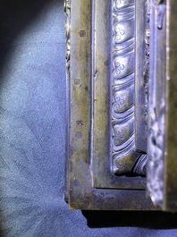 Un grand mod&egrave;le d'un stupa en bronze dor&eacute; et incrust&eacute;, Tibet, 18&egrave;me