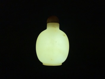 A Chinese yellow jade snuff bottle, 19/20th C.