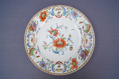 Un plat en porcelaine de Chine famille rose &agrave; d&eacute;cor 'Pompadour', Qianlong