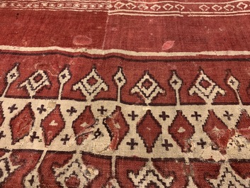 Een ceremonieel patola doek voor de Indonesische markt met VOC-stempel, Gujarat, India, 17e eeuw