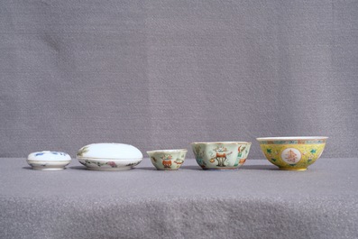 A varied collection of Chinese porcelain, 18/20th C.