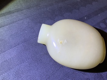 A Chinese yellow jade snuff bottle, 19/20th C.