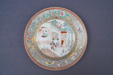 Deux assiettes et une th&eacute;i&egrave;re couverte en porcelaine de Chine famille rose, Yongzheng/Qianlong
