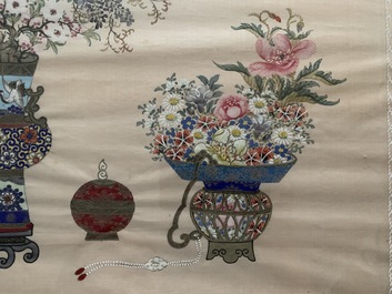 Drie Chinese schilderijen op zijde: &lsquo;Antiquiteiten met bloemen&rsquo;, 19e eeuw