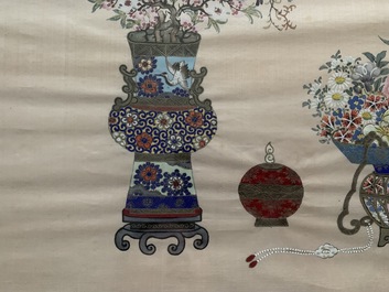 Drie Chinese schilderijen op zijde: &lsquo;Antiquiteiten met bloemen&rsquo;, 19e eeuw