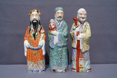 Drie Chinese famille rose figuren van onsterfelijken, 19e eeuw