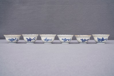 Twaalf Chinese blauwwitte koppen en schotels met floraal decor, Kangxi/Qianlong