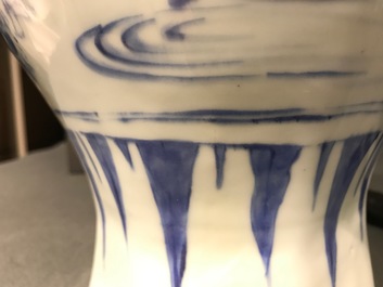 Un vase de forme balustre en porcelaine de Chine bleu et blanc, &eacute;poque Transition