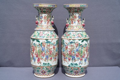 Une paire de vases en porcelaine de Chine famille rose aux anses en forme de femmes, 19&egrave;me