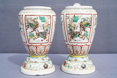 Een paar Chinese famille verte urnes met vakverdeling, 19e eeuw