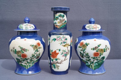 Trois vases en porcelaine de Chine famille verte sur fond bleu poudr&eacute;, 19&egrave;me
