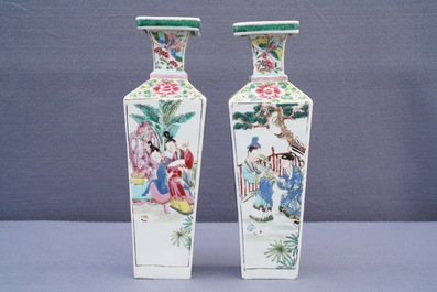 Een paar vierkante Chinese famille rose vazen met figuratief decor, Yongzheng