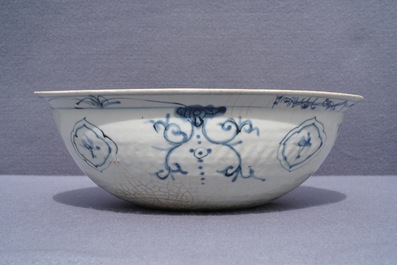 Un grand bol en porcelaine de Chine bleu et blanc dite 'de Swatow', Ming