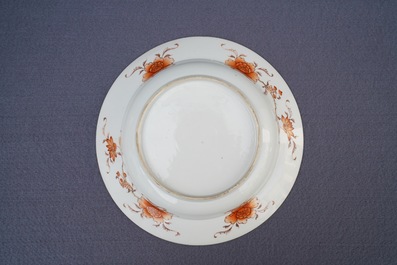 Une assiette en porcelaine de Chine famille rose &agrave; d&eacute;cor d'antiquit&eacute;s, Yongzheng