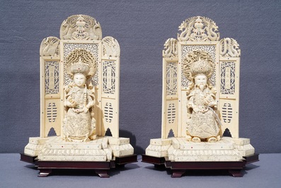 Une paire de groupes en ivoire incrust&eacute; figurant un empereur et sa femme, Chine, vers 1900