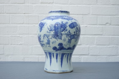 Een Chinese blauwwitte balustervaas met figuratief decor, Transitie periode