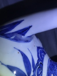 Une verseuse en porcelaine Arita de Japon en bleu et blanc, Edo, 17&egrave;me