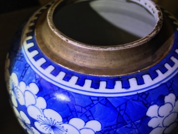 Een Chinese blauwwitte gemberpot met 'prunus op gebroken ijs', Kangxi